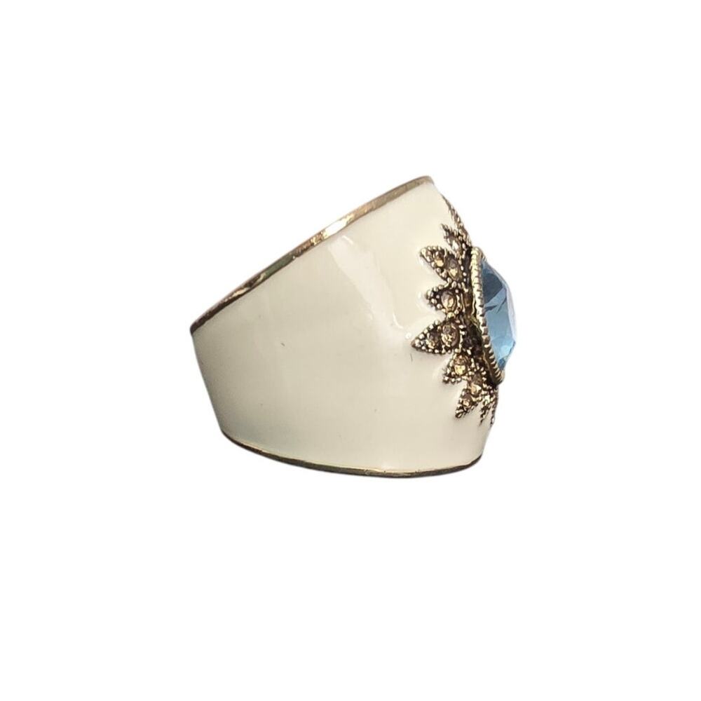 Beautiful cream and gold ring with vibrant blue stone. - Picture 4 of 5